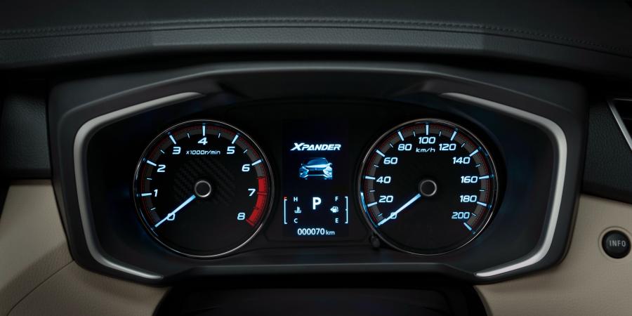 Панель приборов Mitsubishi Xpander 2017 года  (фото 21 из 30)